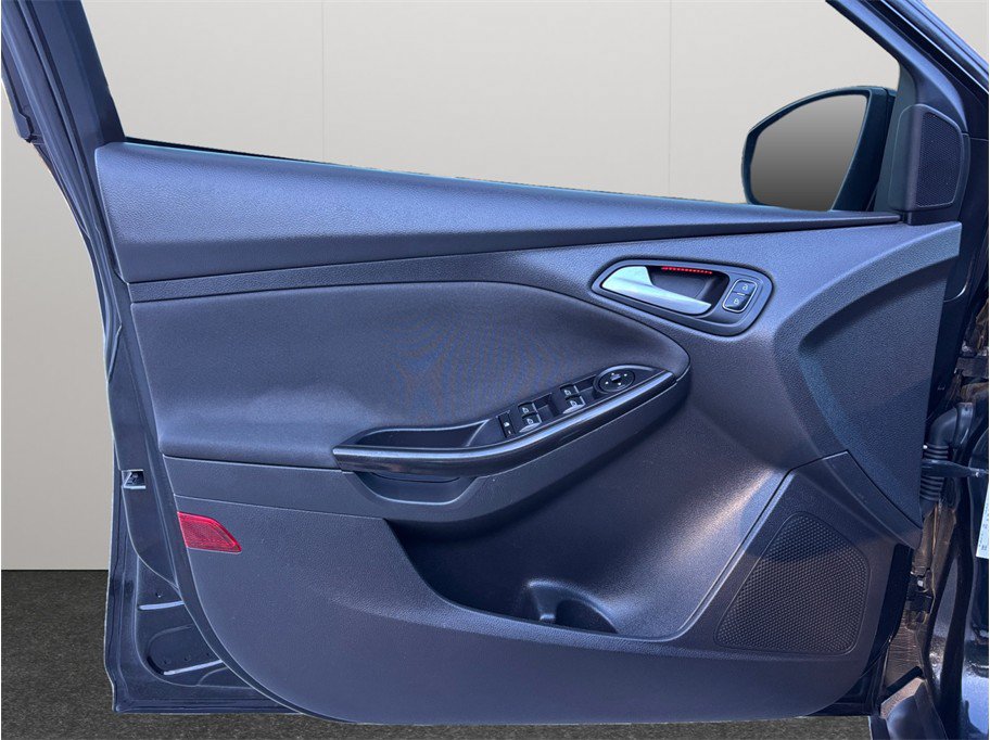 Used 2015 Ford Focus Titanium w/ Titanium Cold Weather Package FWD image 17