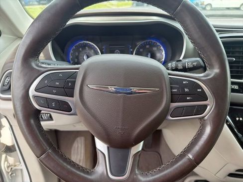 Used 2019 Chrysler Pacifica Touring-L FWD image 12