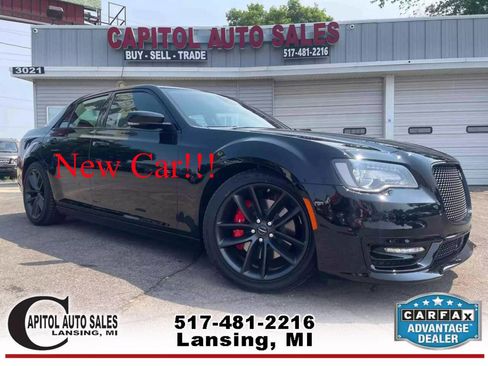 Used 2023 Chrysler 300 C image 1