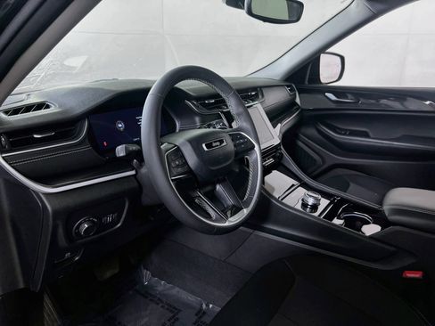 Used 2023 Jeep Grand Cherokee Laredo AWD/4WD image 9