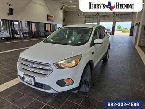 Used 2019 Ford Escape SE FWD image 1