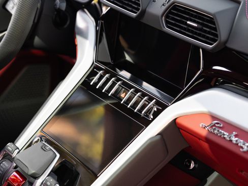 Used 2022 Lamborghini Urus image 68