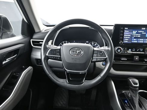 Used 2021 Toyota Highlander XLE AWD/4WD image 34