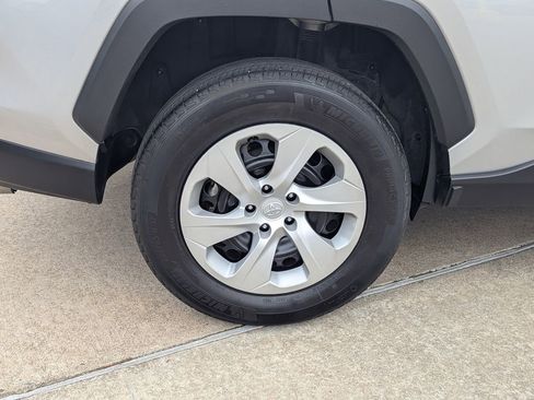 Used 2024 Toyota RAV4 LE AWD/4WD image 3