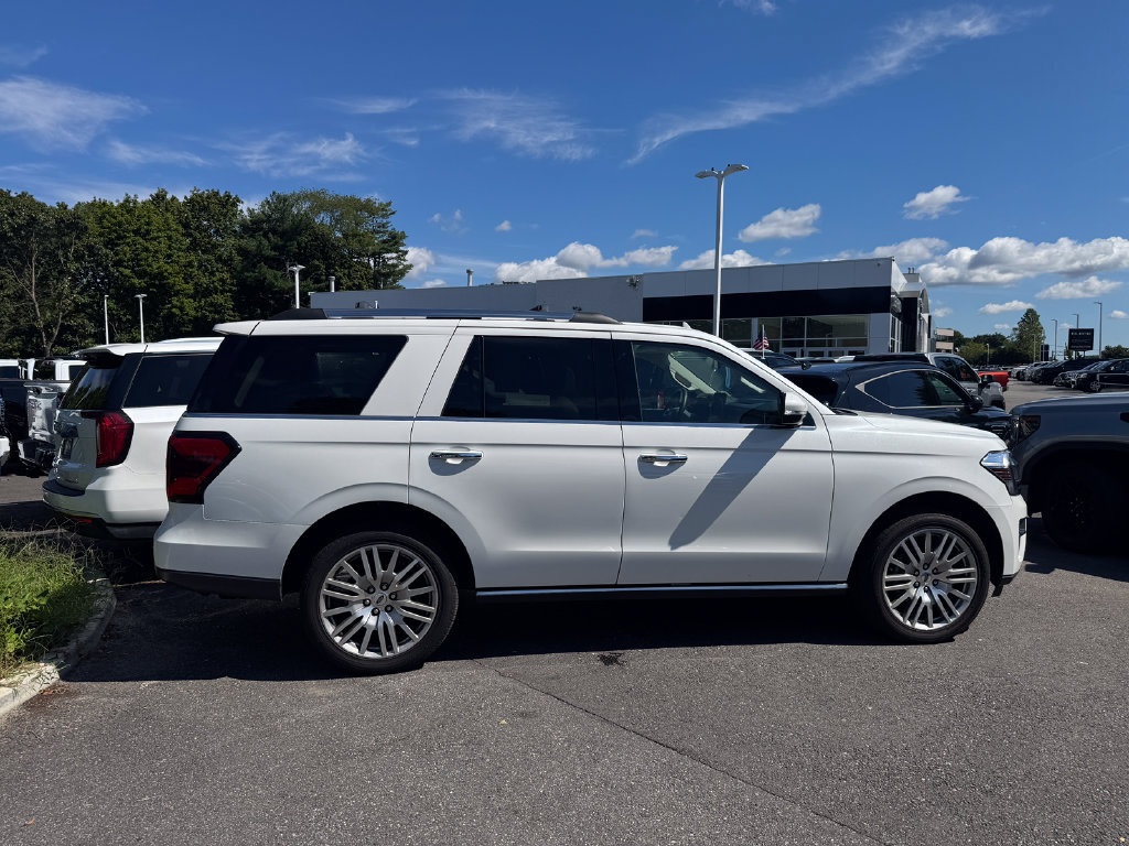 Used 2024 Ford Expedition Limited AWD/4WD image 3