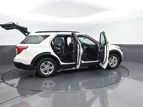 Used 2022 Ford Explorer XLT image 32