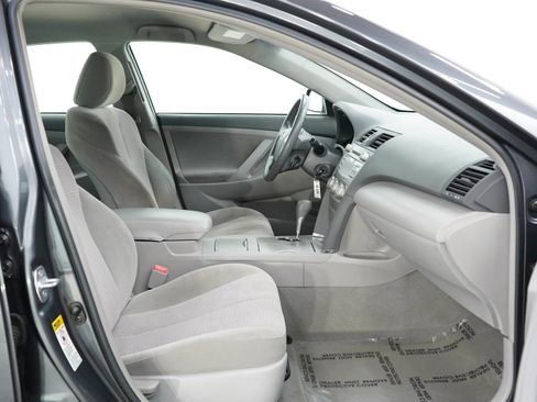 Used 2011 Toyota Camry LE FWD image 11