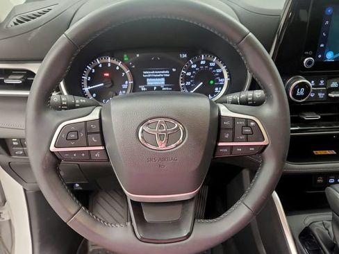 Used 2024 Toyota Highlander XLE AWD/4WD image 36