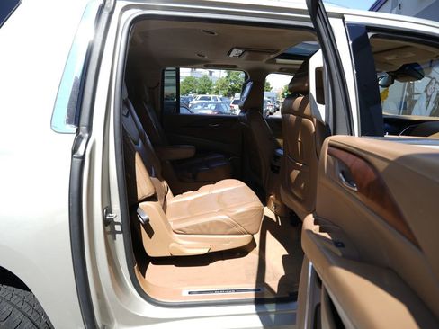 Used 2015 Cadillac Escalade ESV Platinum AWD/4WD image 36