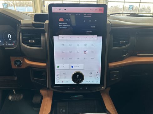 Used 2022 Ford Expedition Platinum image 3