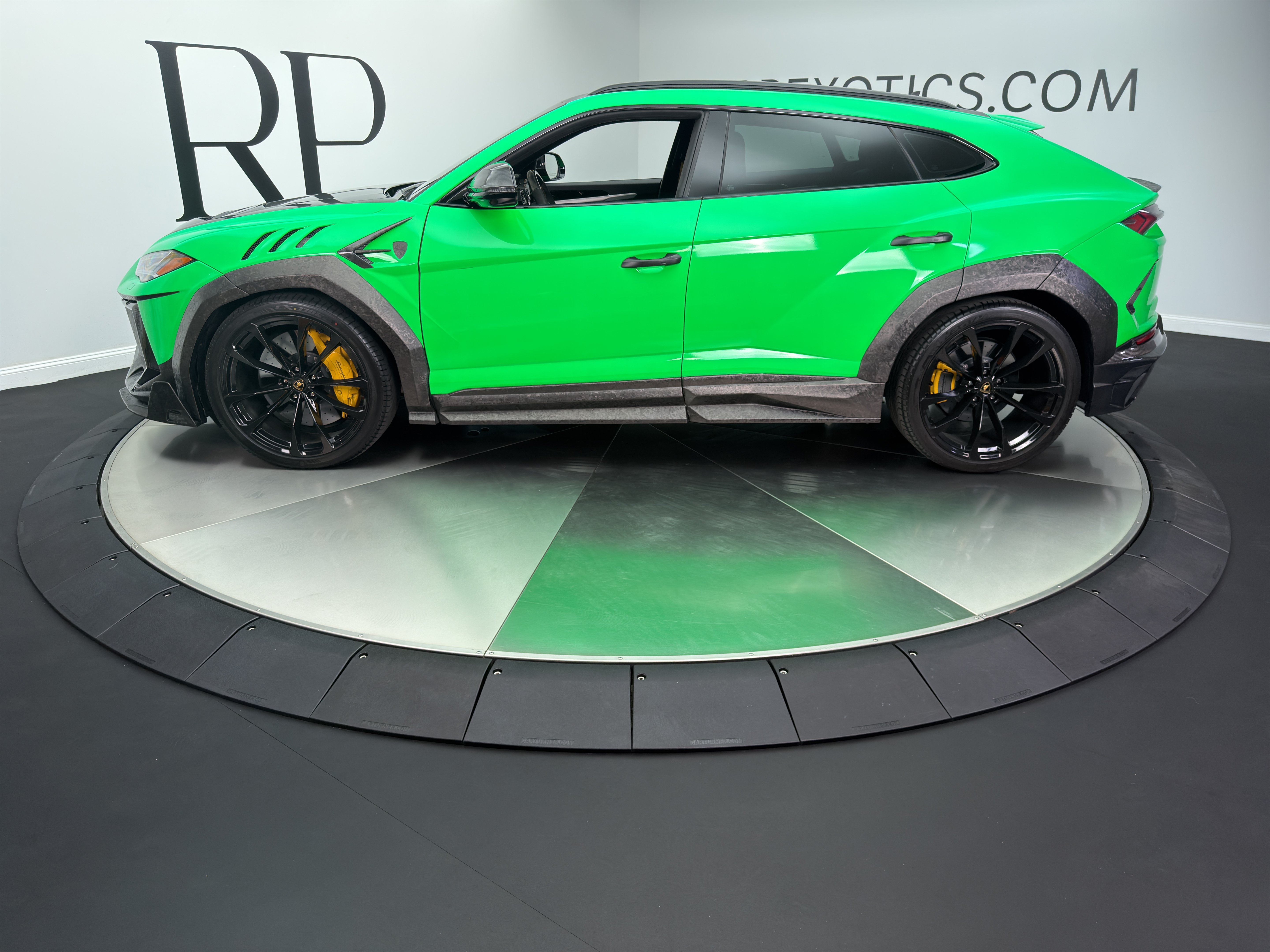 Used 2022 Lamborghini Urus AWD/4WD image 2