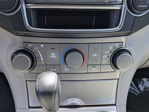 Used 2013 Toyota Highlander Plus FWD image 25