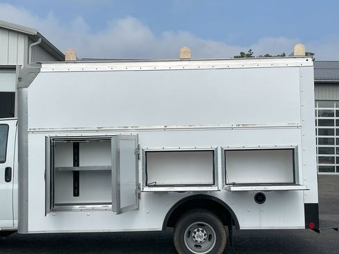 Used 2022 Chevrolet Express 3500 CUTWAY w/ Power Convenience Package image 8