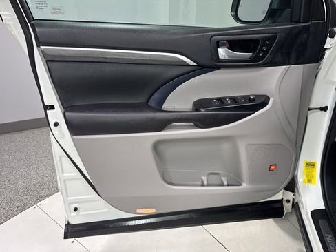 Used 2017 Toyota Highlander Limited FWD image 14