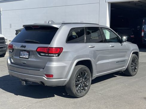 Used 2018 Jeep Grand Cherokee Altitude AWD/4WD image 5
