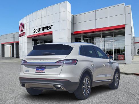Used 2022 Lincoln Nautilus FWD w/ Premium Package image 5