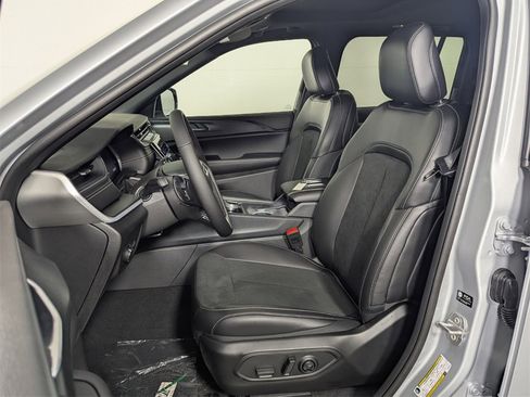 New 2025 Jeep Grand Cherokee Altitude image 12