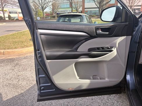 Used 2019 Toyota Highlander XLE image 34