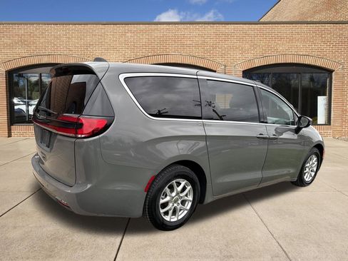 Used 2023 Chrysler Pacifica Touring-L FWD image 3