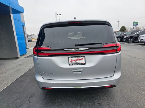 Used 2024 Chrysler Pacifica Touring-L FWD image 4