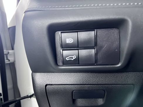 Used 2022 Toyota Highlander XLE AWD/4WD image 18
