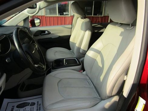 Used 2021 Chrysler Pacifica Touring-L image 26