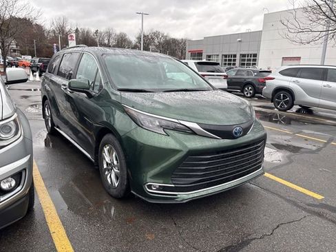 Used 2024 Toyota Sienna XLE image 6