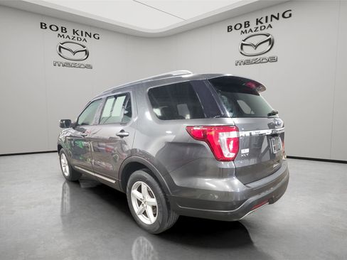 Used 2018 Ford Explorer XLT image 3