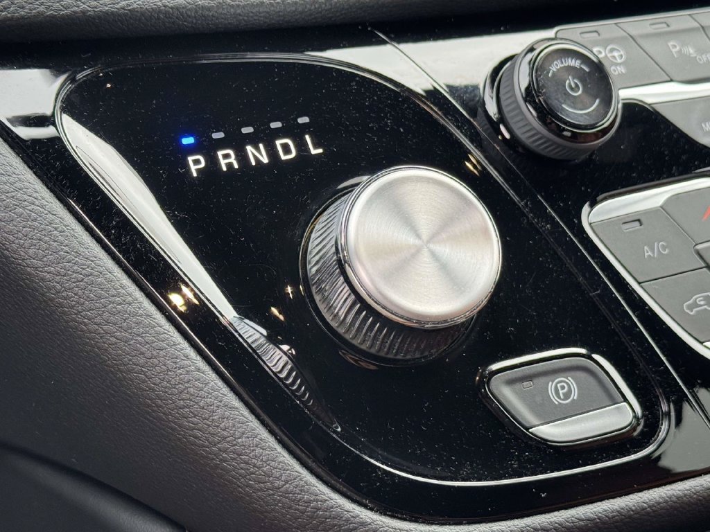 Used 2025 Chrysler Pacifica Pinnacle FWD image 21