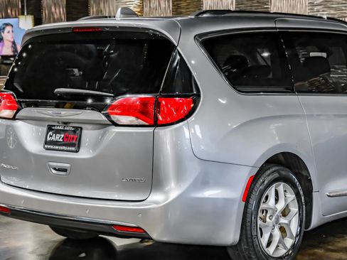 Used 2020 Chrysler Pacifica Limited FWD image 12