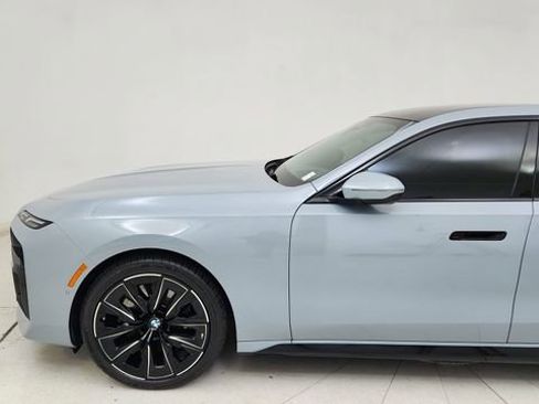 Used 2024 BMW 740i xDrive w/ Premium Package image 4