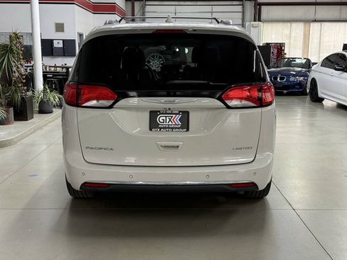 Used 2017 Chrysler Pacifica Limited w/ UConnect Theater Package FWD image 3