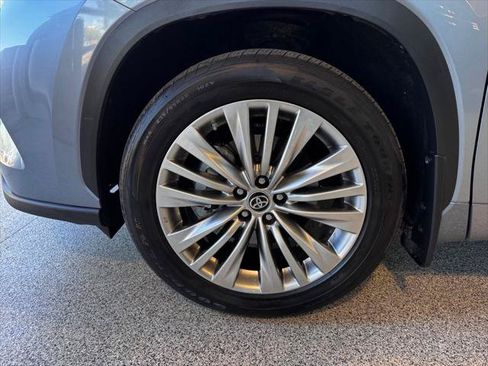 Certified 2024 Toyota Highlander Platinum AWD/4WD image 16