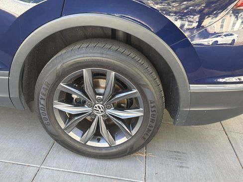 Used 2023 Volkswagen Tiguan SE w/ Panoramic Sunroof Package image 12