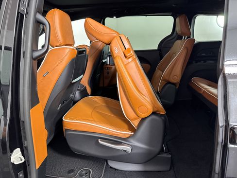 New 2026 Chrysler Pacifica Pinnacle image 29
