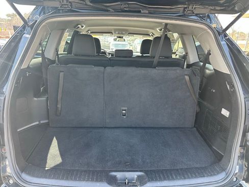 Used 2017 Toyota Highlander LE w/ Carpet Mat Package image 24