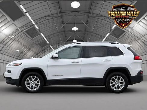 Used 2016 Jeep Cherokee Latitude w/ Cold Weather Group AWD/4WD image 8
