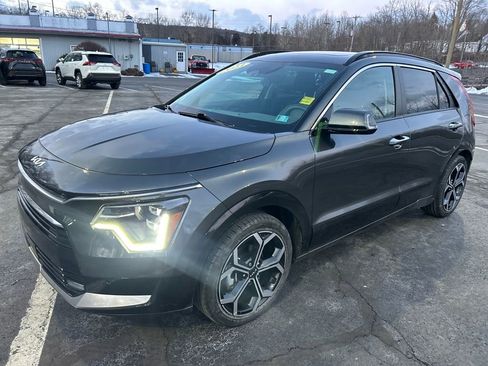 Used 2023 Kia Niro SX Touring image 1