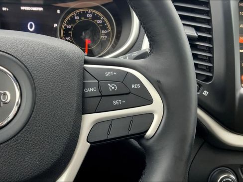 Used 2017 Jeep Cherokee Limited image 24