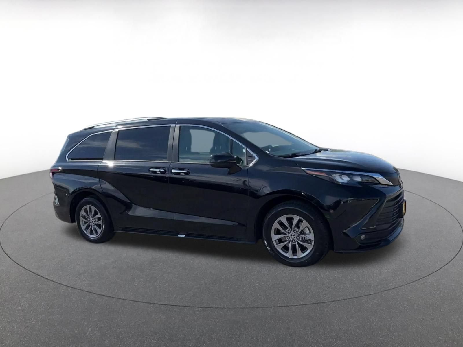 Used 2025 Toyota Sienna XLE FWD image 2