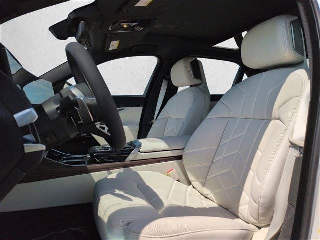 Used 2026 BMW i7 xDrive60 AWD/4WD image 4