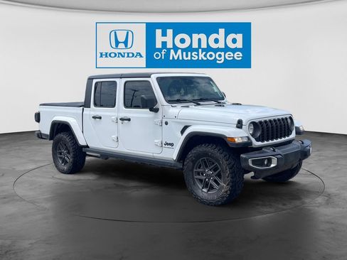 Used 2024 Jeep Gladiator Sport AWD/4WD image 3