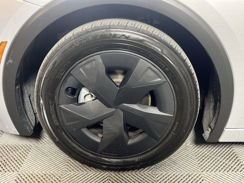 Used 2023 Toyota Prius LE FWD image 13