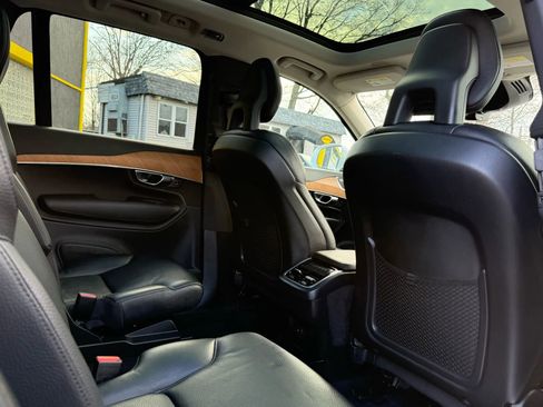 Used 2022 Volvo XC90 T6 Momentum w/ Climate Package image 25