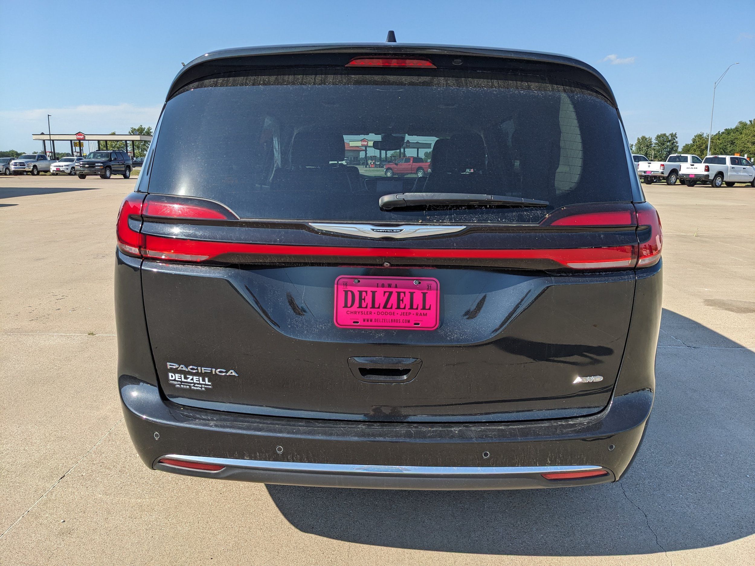 Used 2022 Chrysler Pacifica Touring-L w/ Uconnect Theater Family Group AWD/4WD image 7