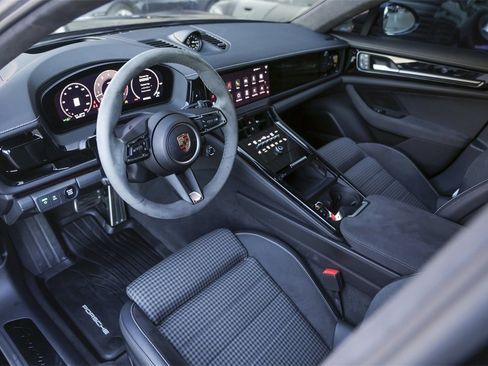 Certified 2025 Porsche Panamera GTS image 4