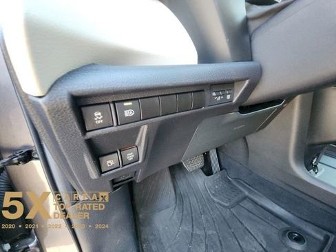 Used 2024 Toyota Sienna Limited image 28