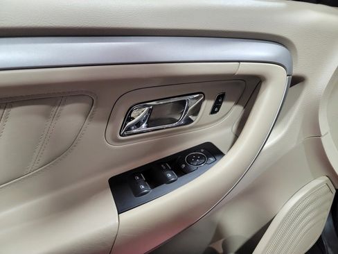 Used 2018 Ford Taurus SE image 12