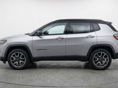 Used 2025 Jeep Compass Trailhawk image 3