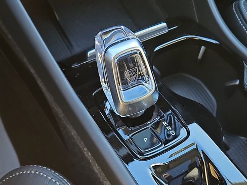 Used 2023 Volvo XC40 B5 Plus image 15